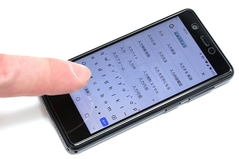 フリック入力はまあまあ実用的。だがQWERTYキーボード入力は……指だとかなり神経を使うので、スタイラスペン必須という感じ。