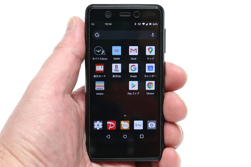 左はデフォルトのUI、右は「<a href="https://play.google.com/store/apps/details?id=com.teslacoilsw.launcher&hl=ja" class="strong bn" target="_blank">Nova Launcher ホーム</a>」を使ってホーム画面の表示を変更したもの。デフォルトのUIはアイコンサイズが大きくて操作しやすく、見た目や動作も楽しげなのだが、目的のアプリを起動するために何度もスクロールする必要があったりする。またアイコンの並べ替えなども行いにくいのであった。