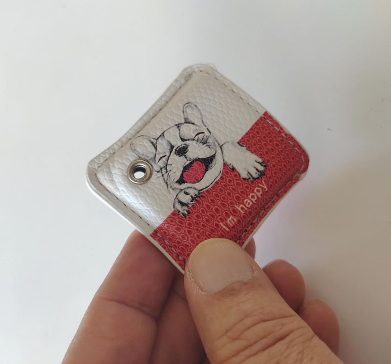 さすがによく売れているTileだけあって周辺アクセサリーもいろいろあって楽しい。今回買ったTile Mateにもピッタリのイラスト入り革製のカバー