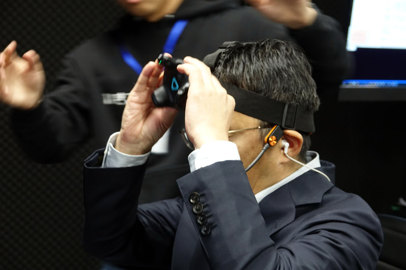 本番前、トラッカーに切り替えて準備する高橋氏