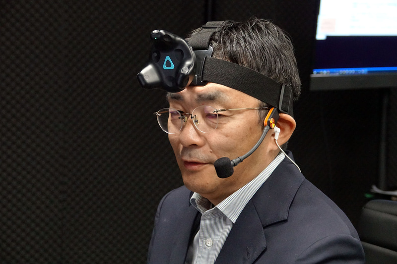 本番前、トラッカーに切り替えて準備する高橋氏