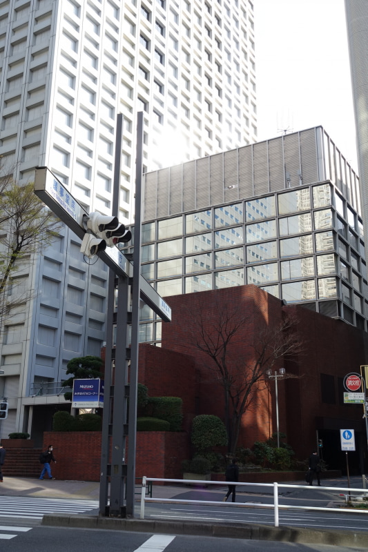 5Gアンテナが2つ並んでいる。左がSub-6用、右がミリ波用