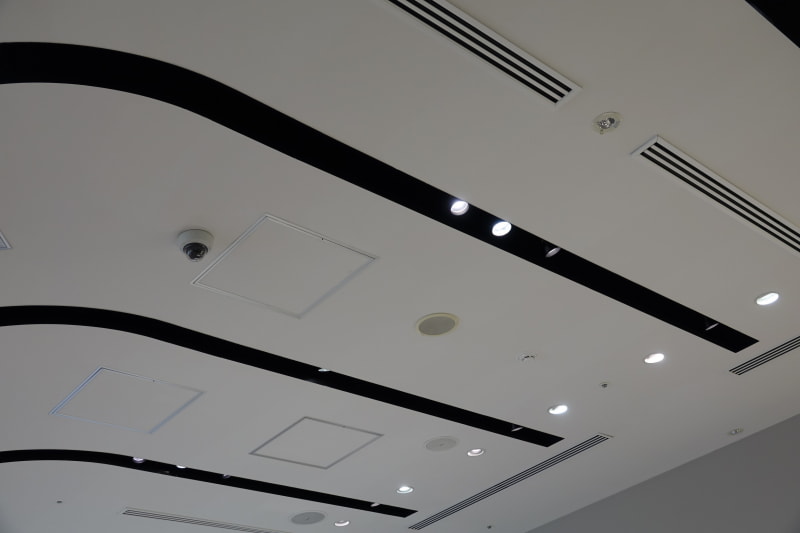 au SHINJUKUの天井。アンテナは裏側にあるため見ることはできなかった