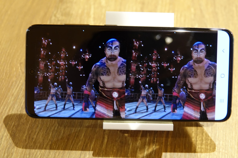 VRモードにしたところ。これスマホを利用するタイプのVRゴーグルにセットすれば目前でシルク・ドゥ・ソレイユのパフォーマンスを楽しめる