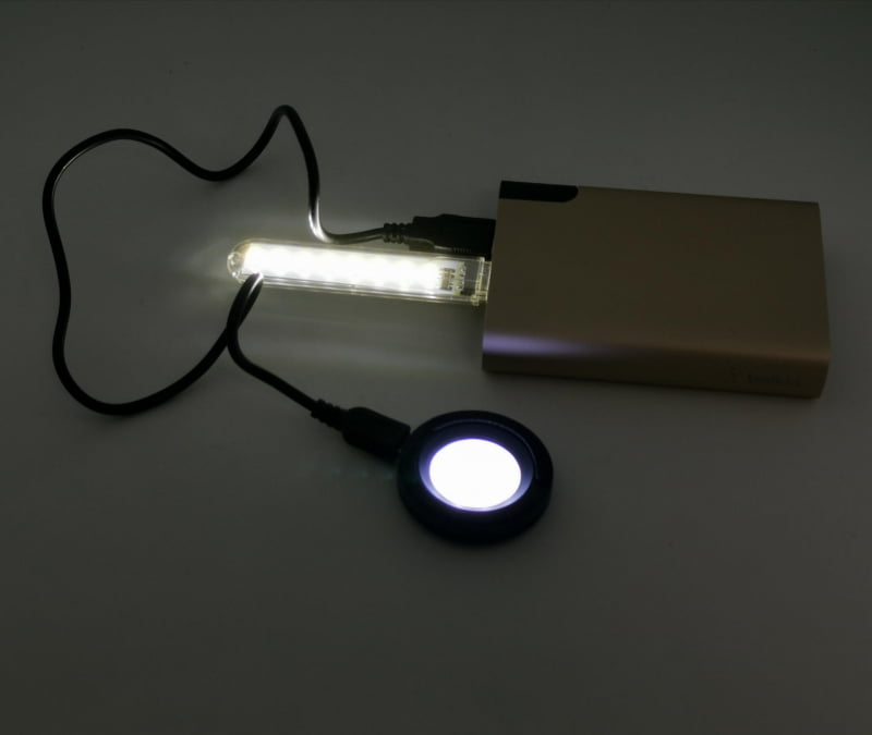 どうも両者の違いは、腕時計の専用受け皿がちゃんとあるかどうかということだけになりそうだ