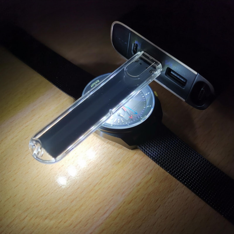 ちょっと周囲に光が漏れてしまうが、この状態で一晩放置してほぼ80％近く充電出来てしまった