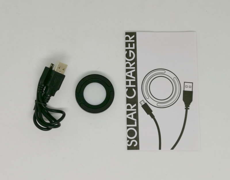 市販のLED充電器。やってることは自作と同じだが、確かに腕時計に特化していてビューティフルだ