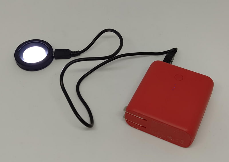 こういう感じで丸いスタンドの上にソーラー腕時計を文字盤を下にしてうつ伏せに設置して充電する