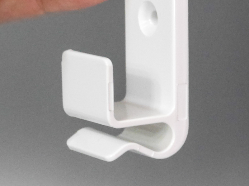 下部には小物をひっかけておくためのフックも付属する