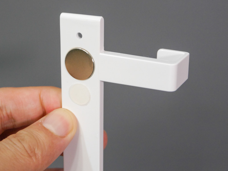 背面には上下2箇所にネオジム磁石が内蔵されている。かなり強力だ