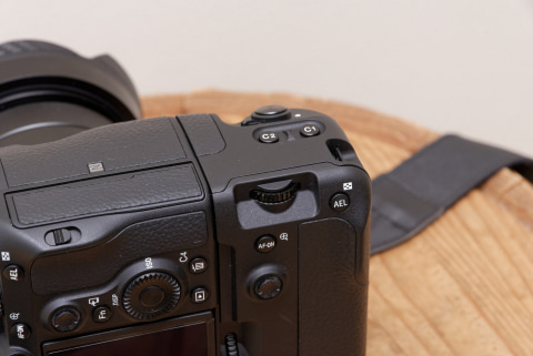 高かったけど、買って良かったカメラの縦位置グリップ - ケータイ Watch