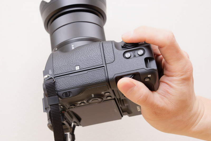 縦に構えた状態でも横持ちと同じように楽に操作可能