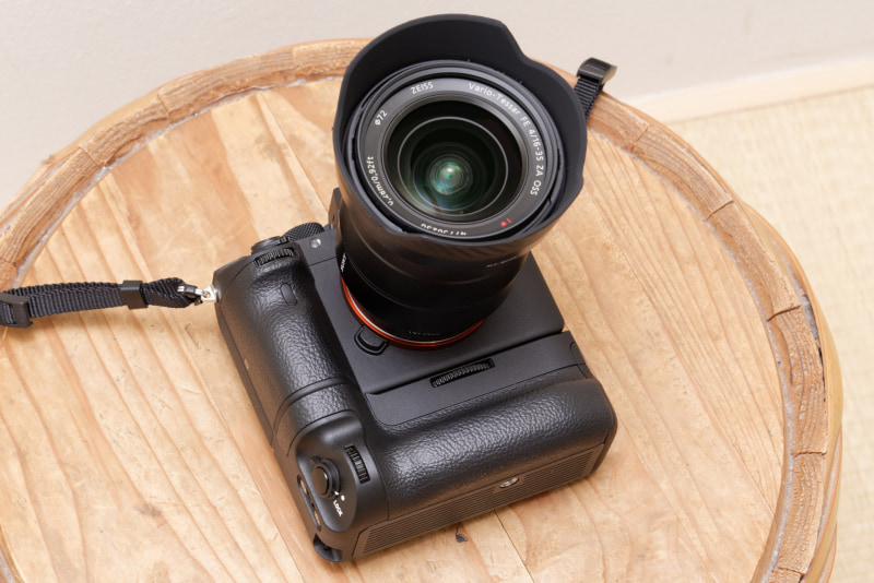 横長だった本体が、正方形に近い大ぶりのサイズに。かさばるが、撮影時のメリットを考えると許容範囲内