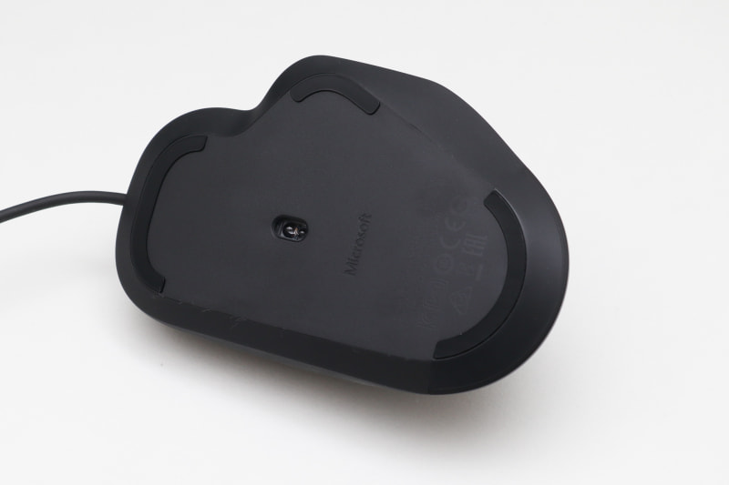 センサーはほぼ中央。青色のマイクロソフト BlueTrackテクノロジ