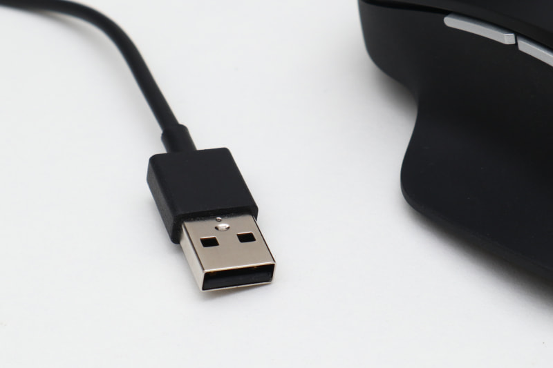 USB端子には上面にあるマークがないが、金属部分に印がある