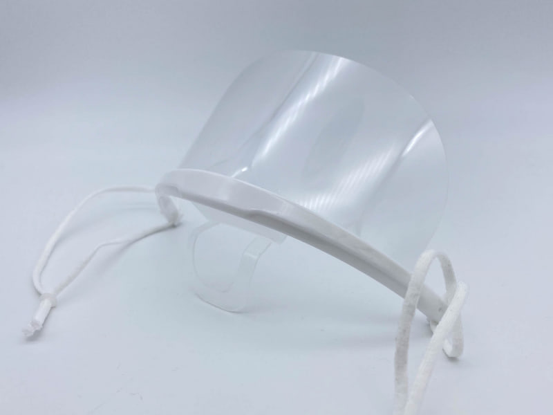 透明なので写真写りが極端に悪いが、これがマスクである。筆者が購入したときの単価は1枚100円くらいだったが、再利用できるので悪くないだろう