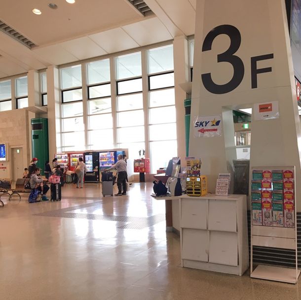 1F～3Fのインフォメーションカウンター付近