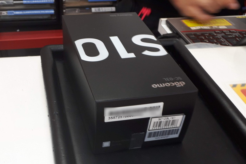 「Galaxy S10 SC-03L」は店頭で予約し、事務手数料などの負担が発生したものの発売日当日にかんたんに手に入れることができた