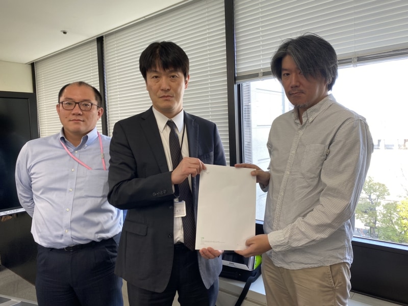 左から厚生労働省 新型コロナウイルス対策本部クラスター対策班・北海道大学教授 西浦博氏、厚生労働省結核感染課長 日下英司氏、LINE 執行役員 公共政策・CSR 担当 江口清貴氏