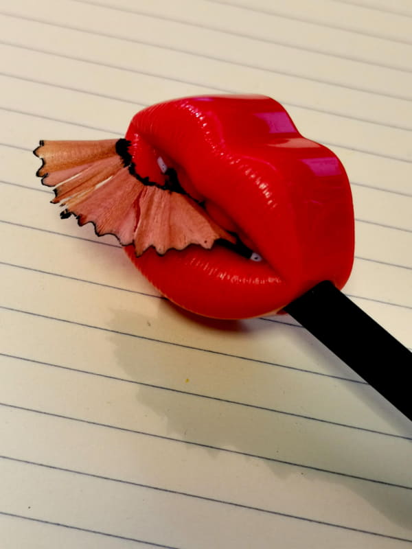 鉛筆を削ると、削りカスがウェーブしながら排出されてなかなか楽しい