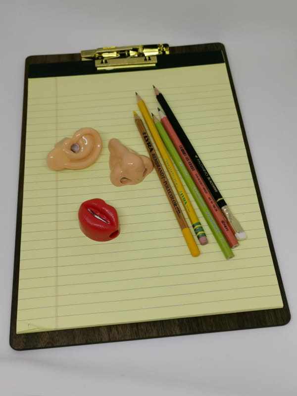 耳と鼻は自宅の引き出し用に、赤い唇はモバイル用としてペンケースに入れた