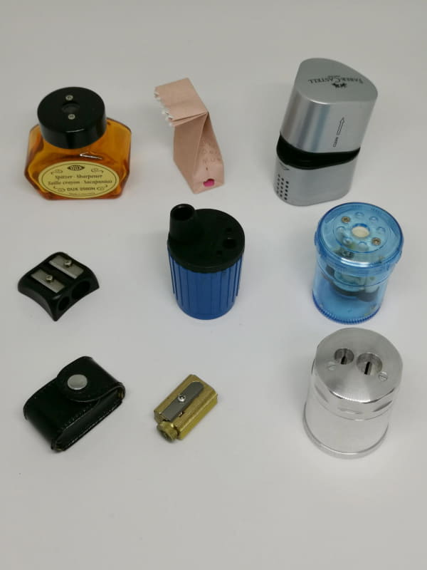 鉛筆削りもコレクションの一つだが、鉛筆軸の太さや、芯先端の処理、削りカスの処理などによって多くのバリエーションがあってなかなか楽しいモノだ