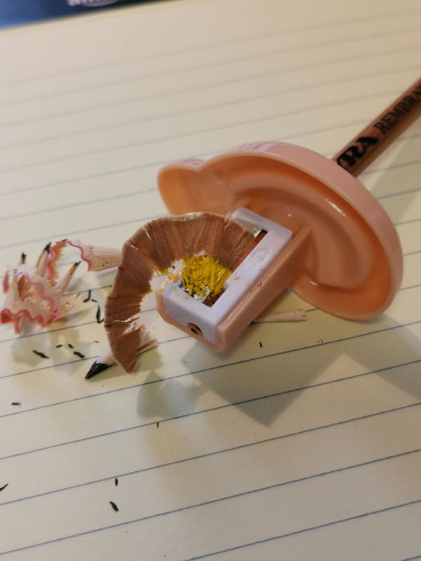 ３つの中で一番持ちにくい耳だが、削りカスは分断せずに連続して綺麗に削れる