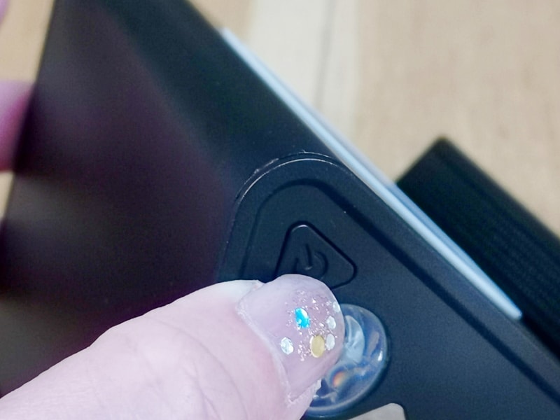 電源ボタンのダブルプッシュでLEDランプのオンオフが可能。ワイヤレス充電をはじめたいときにも電源ボタンをプッシュする