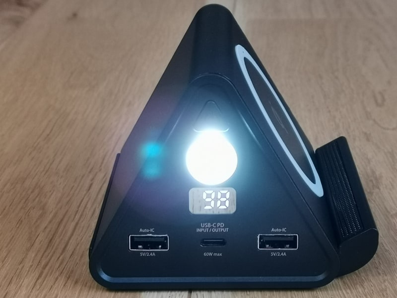 明るい環境でLEDをつけてみたところ