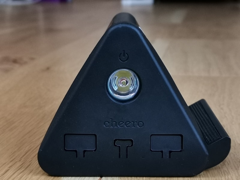 防滴カバーを装着したところ。各種ポートを守りつつ、電源ボタンは押せる仕様だ