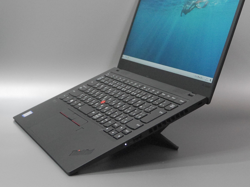 本製品を取り付けた状態。ノートパソコンに角度をつけて打鍵できる