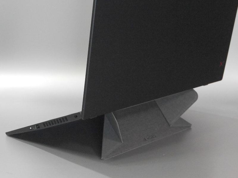 背面。複雑に折りたたまれた状態がわかる。耐荷重は2.8kgと十分