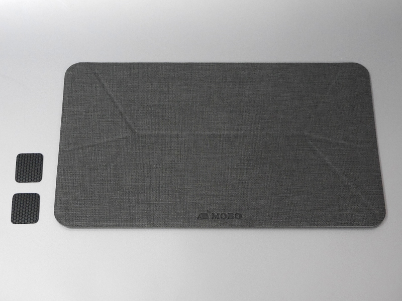 製品本体。滑り止めのゴム2枚が付属する。重量は70gと軽い