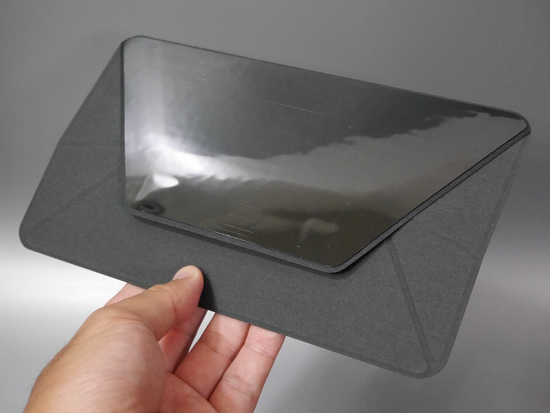 裏側の剥離紙をはがしてノートパソコンの裏面に貼り付ける