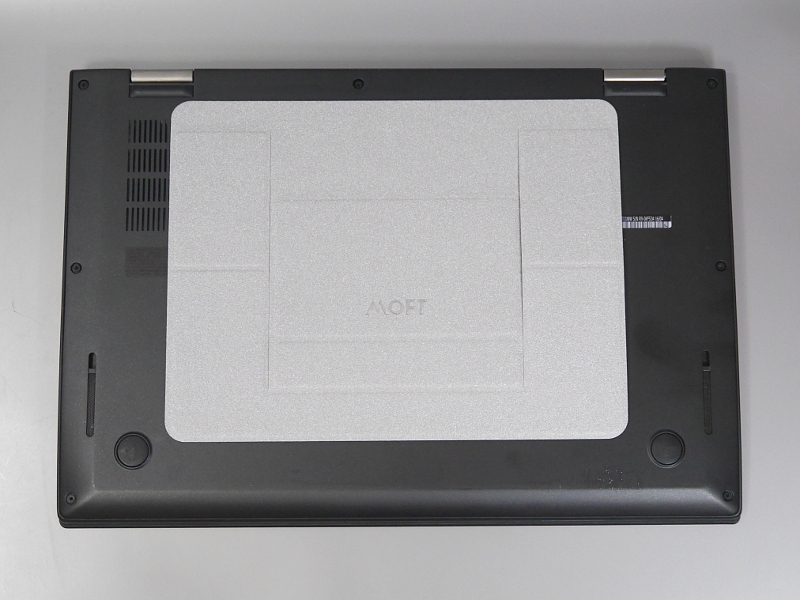 こちらは競合製品にあたる「MOFT」。底面の大部分を覆うのが本製品との相違点
