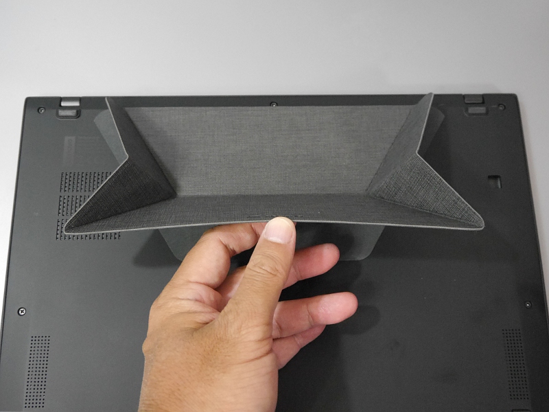 こちらは谷折り。グラスファイバー製で強度は十分