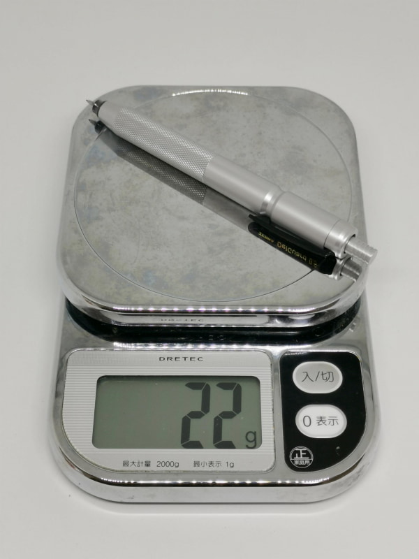 スマートジャケットを着たデルガードは実測22g