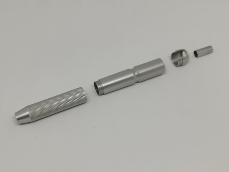 左から右へ。この順番で早速組み立て開始だ