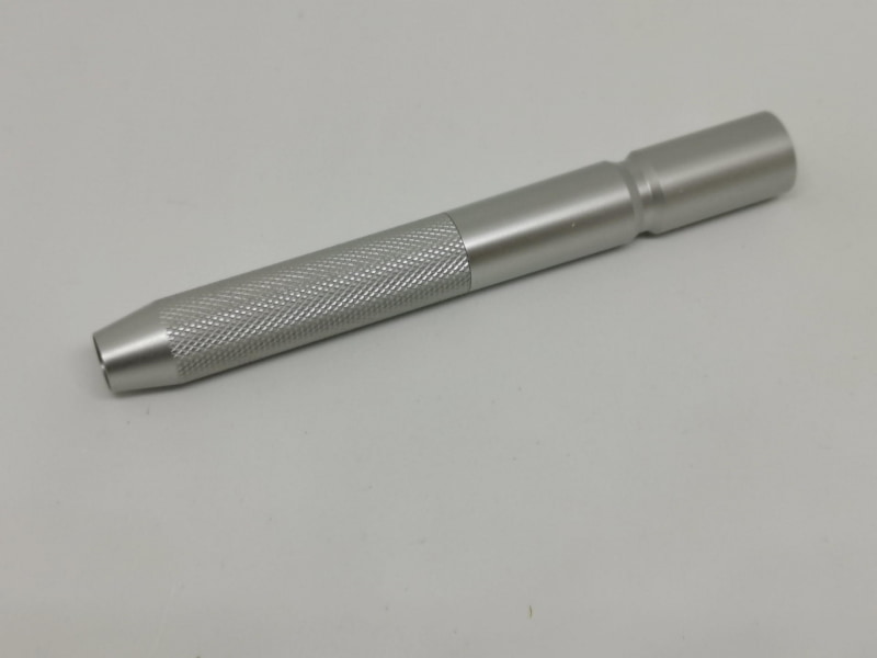 まずローレット加工された先端部分とその次のパーツをねじ込む