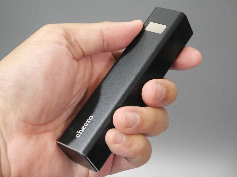 製品本体。スティック状のボディが特徴。角柱ゆえ転がりにくいのもプラスだ