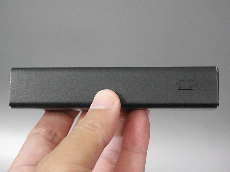 従来の同社製品は、USB PDでの充電中に残量表示ボタンを押すと一旦接続が切れる不思議な仕様だったが、本製品では改められているようだ