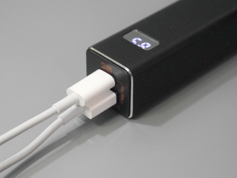 ケーブル2本を同時に接続し、2台のデバイスをまとめて充電することもできる