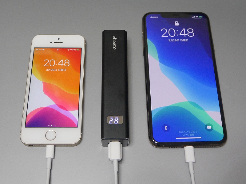 同時充電中。なお最大出力18Wは両ポートの合計なので、USB PD充電中にType-Aポートにデバイスを接続すると速度が低下することに注意