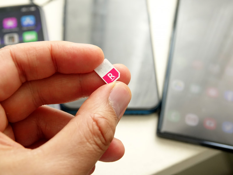 楽天モバイルのSIMカードを、手持ちの端末に挿してみた