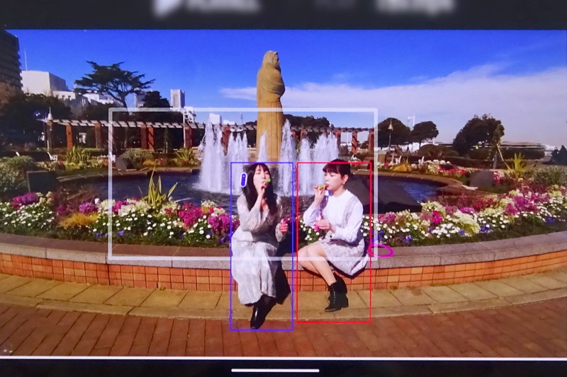 フォーカス再生のデモ。AIが撮影された動画を解析し、被写体の動きに合わせてズームや追従する