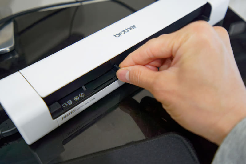 差し込み口にはガイドが用意されているが、多少斜めに入ってしまっても自動補正する機能があるので、きっちり用紙サイズに合わせなくても大丈夫