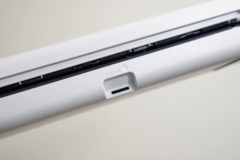 背面に用意されたmicroSDカードスロット