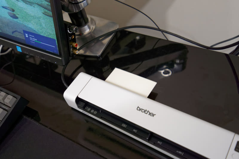 本体の後ろから排紙される