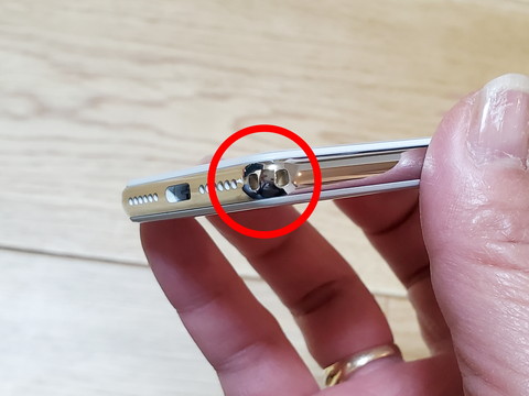 ストラップホールが「下」側なのは気が利いていると感じた。手にとったときに、ディスプレイの上下が反転しないからだ