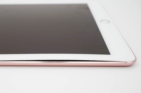 こちらはiPadだが、内蔵バッテリー劣化して膨らんでしまっている。バッテリー性能も落ちているが、画面が変形して危険なので、バッテリー交換をするべき、なのだけどiPadは登録修理業者がほぼ存在しない